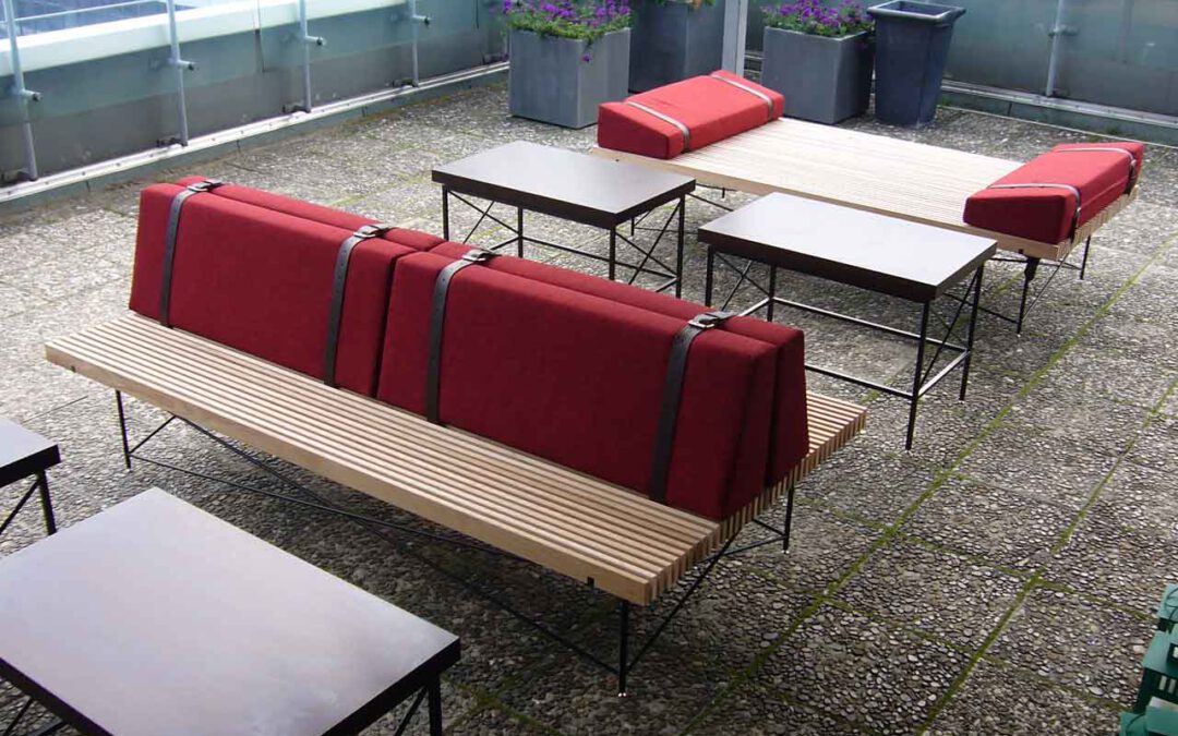 Pan Am Lounge – Tische & Bänke